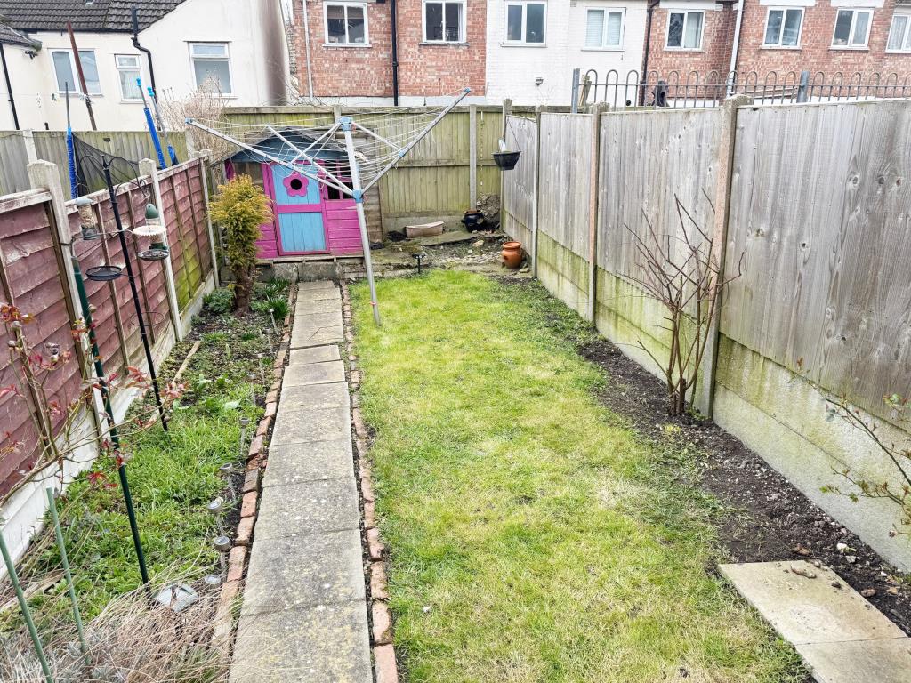 Lot: 95 - TWO-BEDROOM END-TERRACE HOUSE FOR INVESTMENT - Rear garden